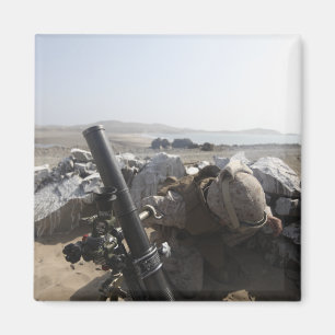 Ein US-Marinesoldat feuert einen Mörser in den Magnet