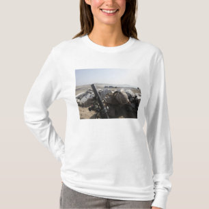 Ein US-Marinesoldat feuert einen Mörser in den T-Shirt