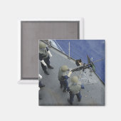 Ein US-Seeleute feuert einen 50-Kaliber M2HB Magnet (Vorderseite/Rückseite)