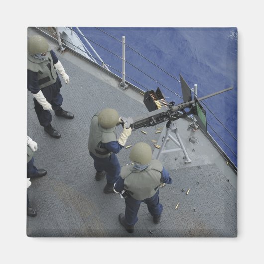 Ein US-Seeleute feuert einen 50-Kaliber M2HB Magnet (Vorne)