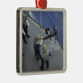 Ein US-Seeleute feuert einen 50-Kaliber M2HB Silbernes Ornament (Rechts)