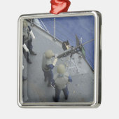 Ein US-Seeleute feuert einen 50-Kaliber M2HB Silbernes Ornament (Links)