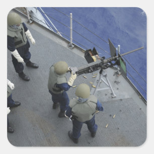 Ein US-Seemann feuert ein 50 Kaliber M2HB ab Quadratischer Aufkleber