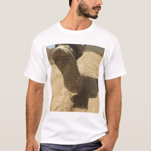 Ein US-Soldat geht entlang einen Schmutzweg T-Shirt