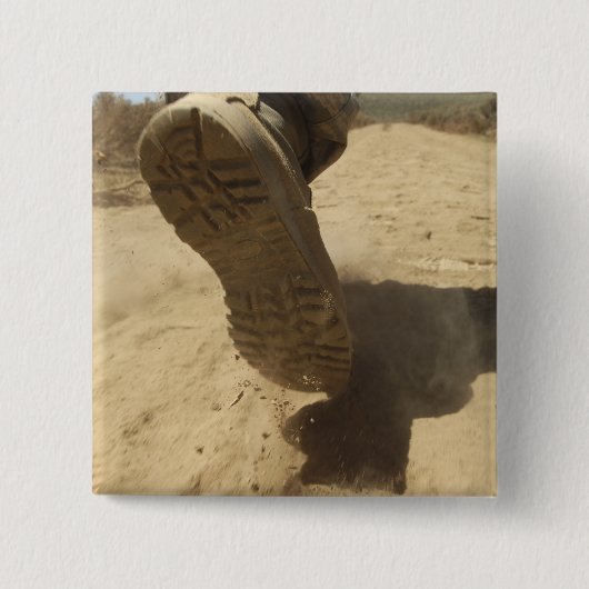 Ein US-Soldat läuft auf einem schmutzigen Pfad Button (Vorderseite)