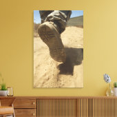 Ein US-Soldat läuft auf einem schmutzigen Pfad Leinwanddruck (Insitu (Wohnzimmer))