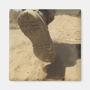 Ein US-Soldat läuft auf einem schmutzigen Pfad Magnet