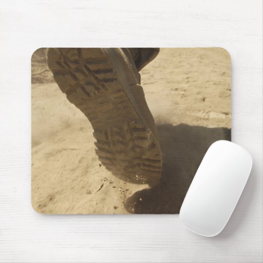 Ein US-Soldat läuft auf einem schmutzigen Pfad Mousepad (Mit Mouse)