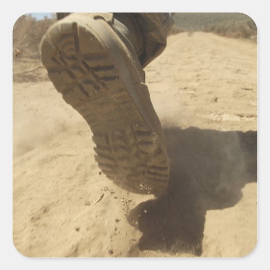 Ein US-Soldat läuft auf einem schmutzigen Pfad Quadratischer Aufkleber (Vorderseite)