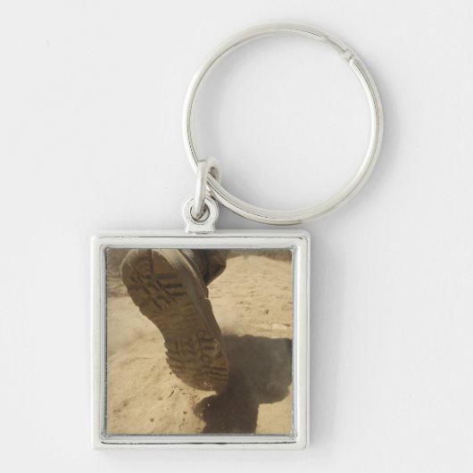 Ein US-Soldat läuft auf einem schmutzigen Pfad Schlüsselanhänger (Vorne)