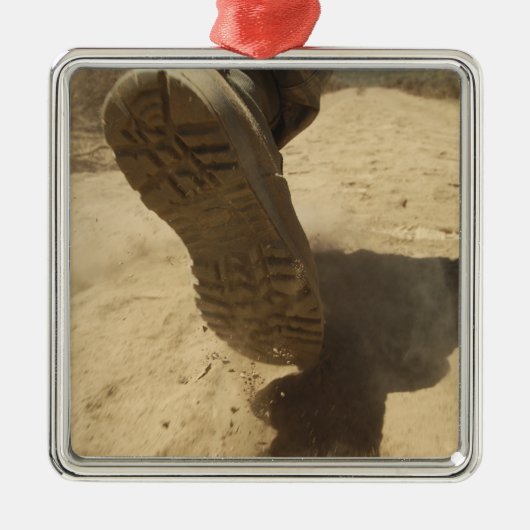 Ein US-Soldat läuft auf einem schmutzigen Pfad Silbernes Ornament (Vorne)