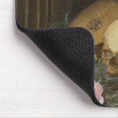 Ein Vanitas Stillleben mit einem Nautilus und Mousepad (Ecke)