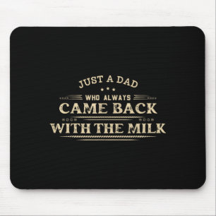 Ein Vater, der mit der Milch zum Vatertag zurückge Mousepad
