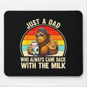 Ein Vater, der mit der Milch zum Vatertag zurückka Mousepad