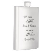 Ein Verlobtes Paar, das den Knoten nach Maß bindet Flachmann (Rechts)