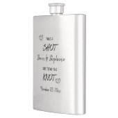 Ein Verlobtes Paar, das den Knoten nach Maß bindet Flachmann (Links)