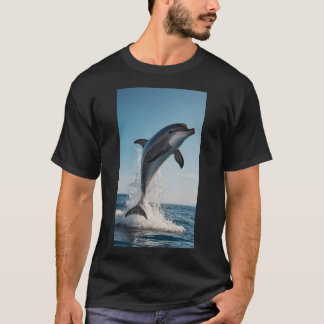 Ein verspielter Delphin, der aus dem Wasser spring T-Shirt