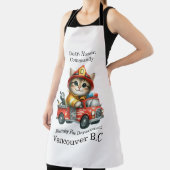 Ein verspielter Kätzchen-Feuerwehrmann auf einem h Schürze (InSitu)