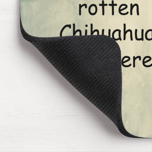 Ein verwöhnter Rotten-Chihuahua-Hund lebt hier Mousepad (Ecke)