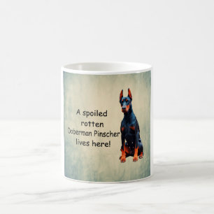 Ein verwöhnter Rotten Doberman Pinscher lebt hier Kaffeetasse