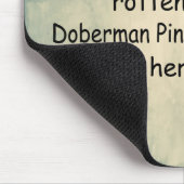 Ein verwöhnter Rotten Doberman Pinscher lebt hier Mousepad (Ecke)
