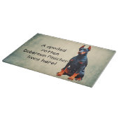 Ein verwöhnter Rotten Doberman Pinscher lebt hier Schneidebrett (Ecke)