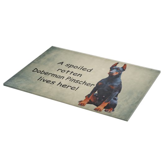 Ein verwöhnter Rotten Doberman Pinscher lebt hier Schneidebrett (Ecke)