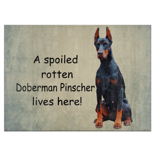 Ein verwöhnter Rotten Doberman Pinscher lebt hier Schneidebrett (Vorderseite)