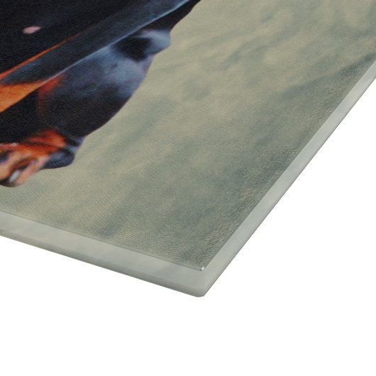 Ein verwöhnter Rotten Doberman Pinscher lebt hier Schneidebrett (Ecke)