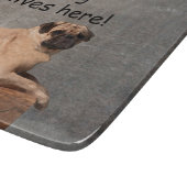 Ein verwöhnter Rotter Mops lebt hier Schneidebrett (Ecke)