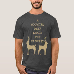Ein verwundetes Hirsch springt am höchsten T-Shirt