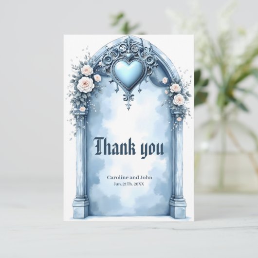 Ein verzierter, hellblauer Bogen mit Blumenakzente Dankeskarte (Stehend Vorderseite)