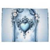 Ein verzierter, hellblauer Bogen mit Blumenakzente Große Geschenktüte (Rückseite)