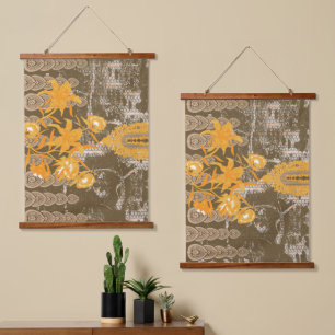 Ein verziertes Blumenmotiv mit Blattmotiv auf brau Wandteppich Mit Holzrahmen