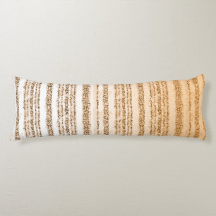 Ein verziertes, orangefarbenes und weißes Textilde Seitenschläferkissen