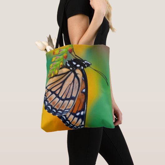 Ein Viceroy Butterfly auf Blume Tasche (Von Nahem)