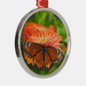 Ein Viceroy Butterfly auf Orange Zinnias Ornament Aus Metall (Rechts)