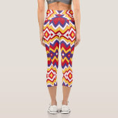 Ein vielfarbiges, trendiges Zickzack-Muster Capri Leggings (Rückseite)