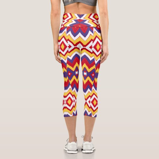 Ein vielfarbiges, trendiges Zickzack-Muster Capri Leggings (Rückseite)