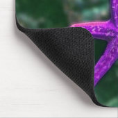 Ein violetter Seestern am felsigen Strand Mousepad (Ecke)
