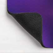 Ein violettes Mauspad mit einem dezenten geometris (Ecke)