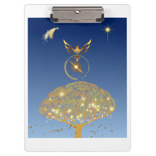 Ein Vogel, der über einen goldenen Baum fliegt Klemmbrett