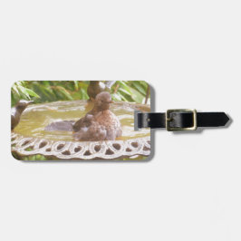 Ein Vogel im Bad Gepäckanhänger