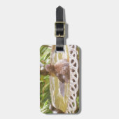 Ein Vogel im Bad Gepäckanhänger (Vorderseite vertikal)