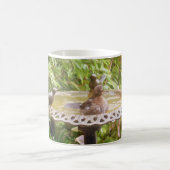 Ein Vogel in der bath-Tasse Kaffeetasse (Mittel)