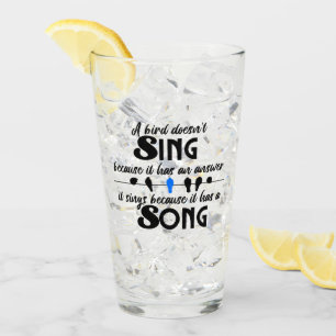 Ein Vogel singt nicht, weil er eine Antwort hat.w Glas