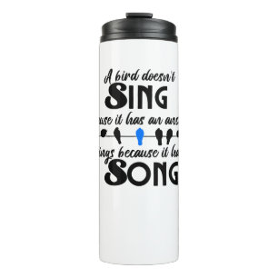 Ein Vogel singt nicht, weil er eine Antwort hat.w Thermosbecher