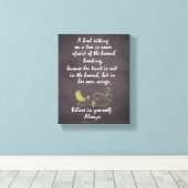 Ein Vogel sitzt auf einem Baumangebot mit Chalkboa Leinwanddruck (Insitu (Holzboden))