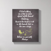 Ein Vogel sitzt auf einem Baumangebot mit Chalkboa Leinwanddruck (Vorderseite)