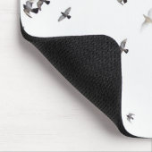 Ein Vogelschwarm fliegt am Himmel Mousepad (Ecke)